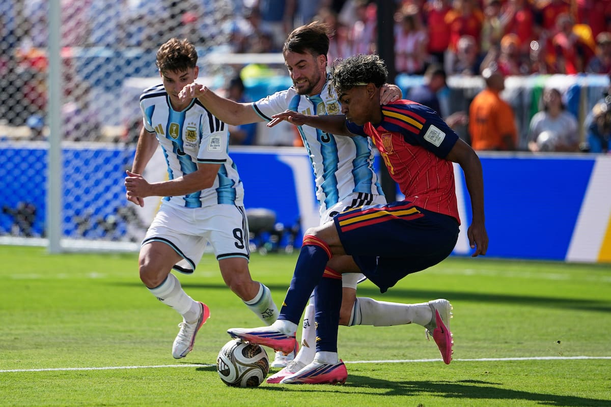 El español Lamine Yamal (19) disputa el balón con el argentino Nicolás Tagliafico (3) durante la final de la Copa del Mundo de fútbol entre España y Argentina en East Rutherford, Nueva Jersey, cerca de Nueva York. //Foto, AP: Frank Franklin II