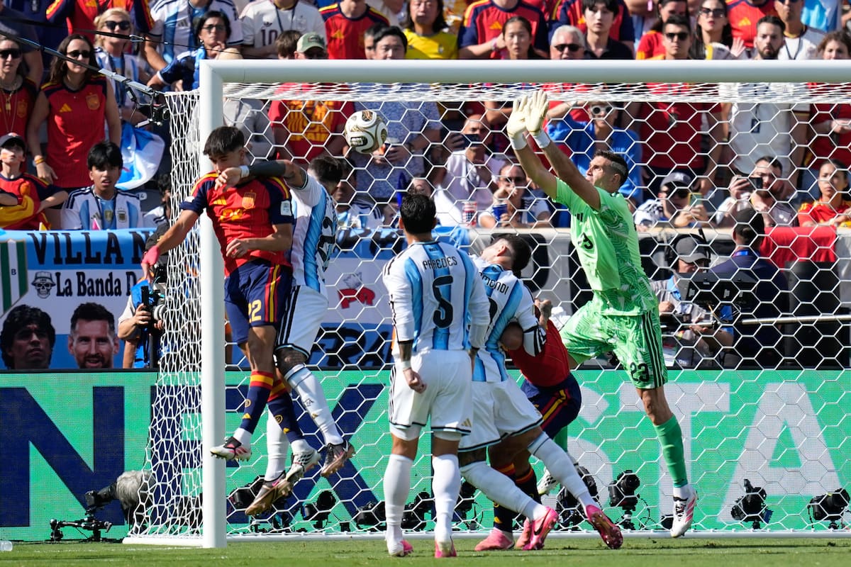 El portero argentino Emiliano Martínez (a la derecha) salta para realizar una atajada durante la final de la Copa del Mundo de fútbol entre España y Argentina en East Rutherford, Nueva Jersey. //Foto, AP: Ashley Landis