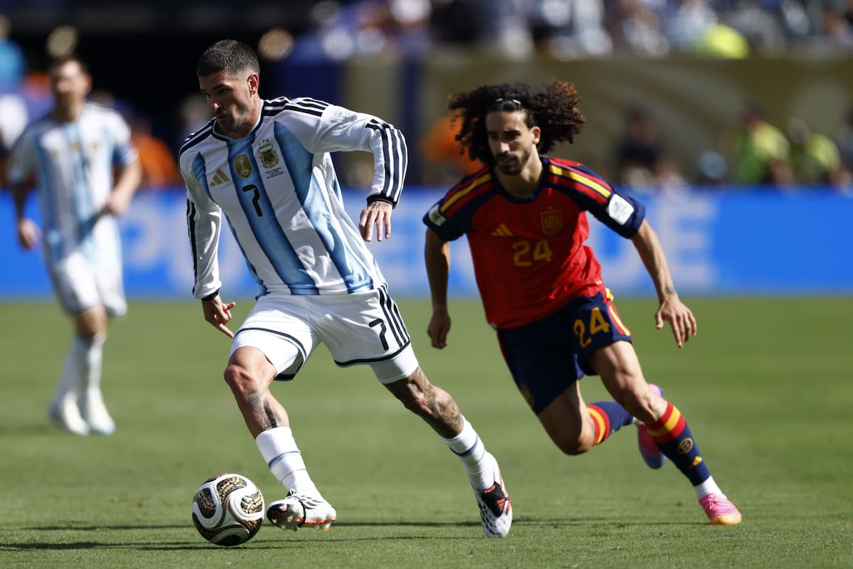 Rodrigo De Paul (izq.), de Argentina, en acción contra Marc Cucurella (der.), de España, durante la final de la Copa Mundial de la FIFA 2026 entre España y Argentina, en East Rutherford, Nueva Jersey, EE. UU. //Foto, EFE: WILL OLIVER