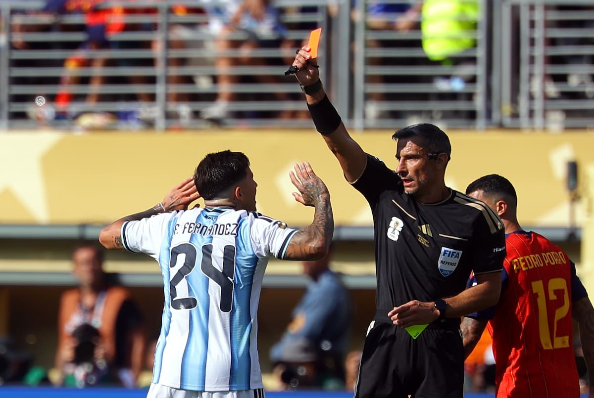 El argentino Enzo Fernández (izq.) recibe la tarjeta roja del árbitro Slavko Vincic durante la final de la Copa Mundial de la FIFA 2026 entre España y Argentina, en Nueva Jersey. //Foto, EFE: CHRISTOPHER NEUNDORF