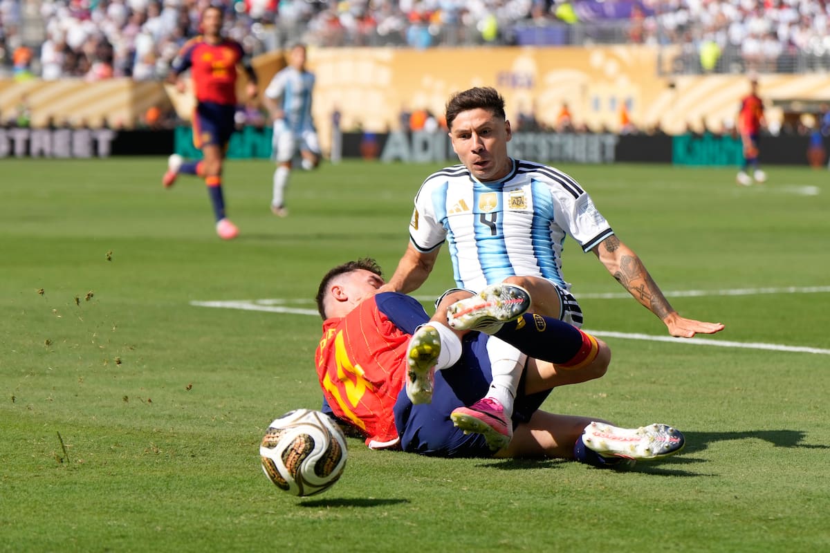 El español Aymeric Laporte intenta quitarle el balón al argentino Gonzalo Montiel durante la final de la Copa del Mundo de fútbol entre España y Argentina en East Rutherford, Nueva Jersey. //Foto, AP: Ashley Landis