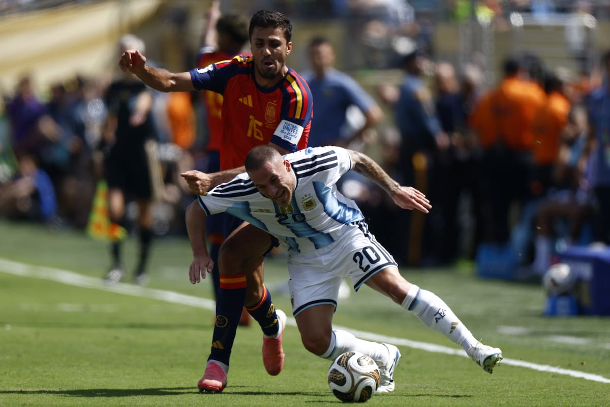 Rodri (izq.), de España, en acción contra Alexis Mac Allister (der.), de Argentina, durante la final de la Copa Mundial de la FIFA 2026 entre España y Argentina, en East Rutherford, Nueva Jersey. //Foto, EFE: WILL OLIVER