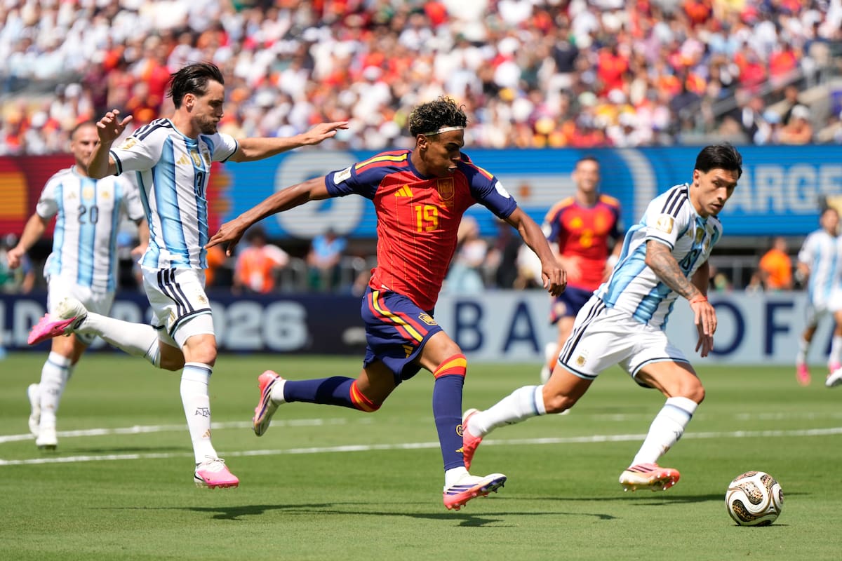 El español Lamine Yamal corre con el balón durante la final de la Copa del Mundo de fútbol entre España y Argentina en East Rutherford, Nueva Jersey, cerca de Nueva York. //Foto, AP: Ashley Landis