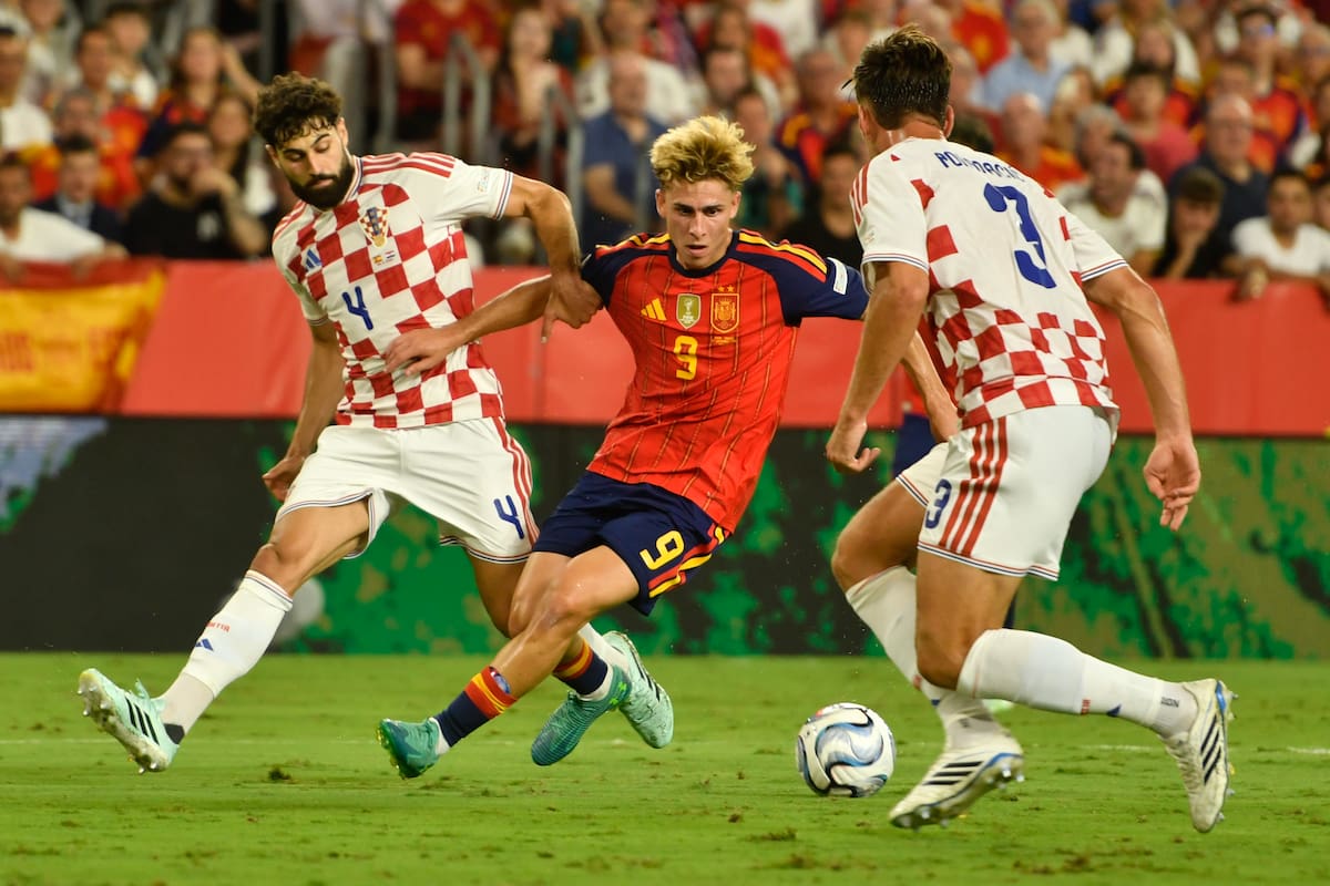 El centrocampista de la selección española Fermín López (c) juega un balón entre Joško Gvardiol (i) y Marin Pongračić, ambos de Croacia, durante el partido de la segunda jornada de la Liga de Naciones. //Foto, EFE: Raúl Caro