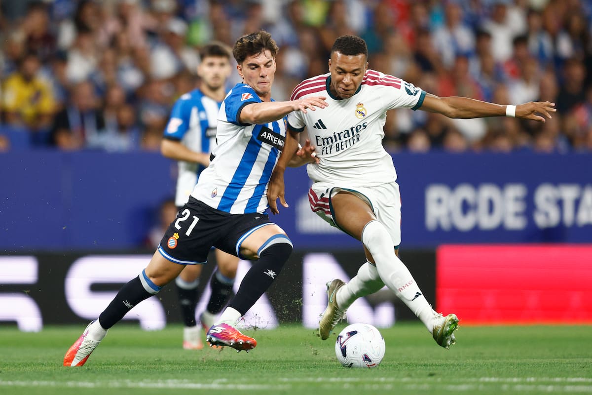 El defensa del Espanyol Roger Hinojo (i) pelea un balón con Kylian Mbappé, del Real Madrid, durante el partido de LaLiga de fútbol que RCD Espanyol y Real Madrid. //Foto, EFE: Quique García