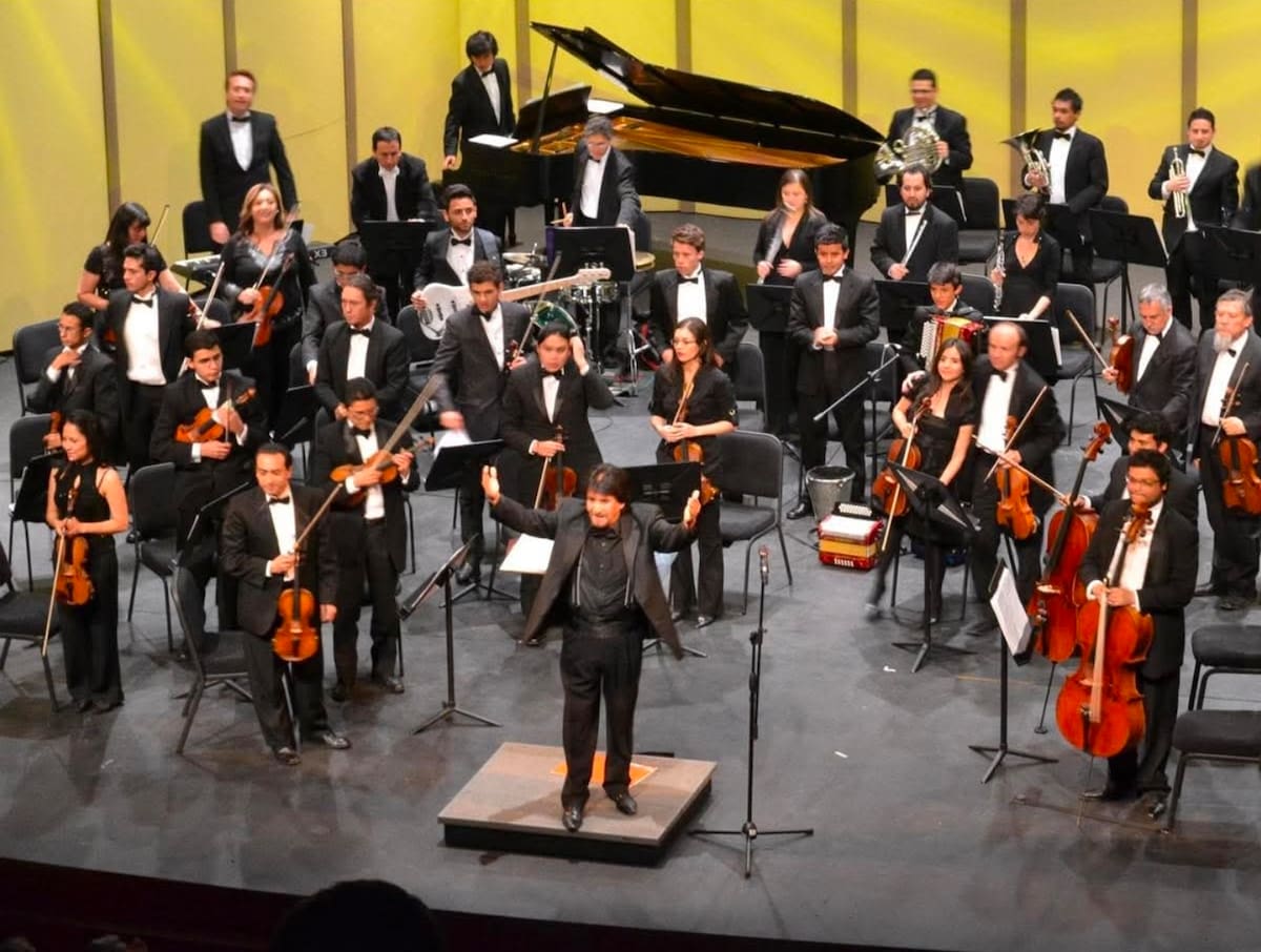 El maestro Raúl Rosero Polo, aca en escena como director de orquesta, es compositor y arreglista.