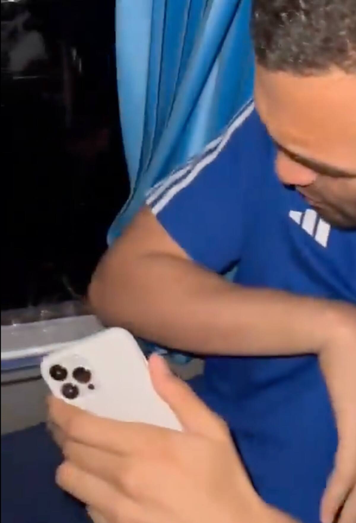 La piedra dio contra el vidrio donde estaba el portero Álvaro Montero al que le cayeron algunas esquirlas en su brazo derecho.//Cortesía.