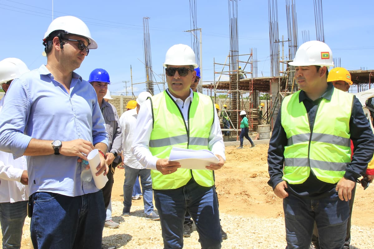 Dumek Turbay inspecciona las obras de construcción de la Estación de Bomberos en Bocagrande. // Julio Castaño - El Universal