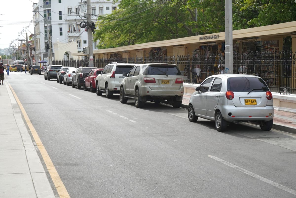 Estacionamiento indebido en la avenida Daniel Lemaitre.