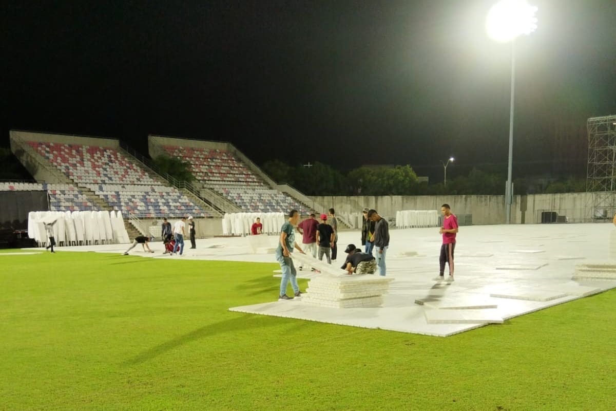 Protección para el gramado del estadio Abel Leal 11 de Noviembre