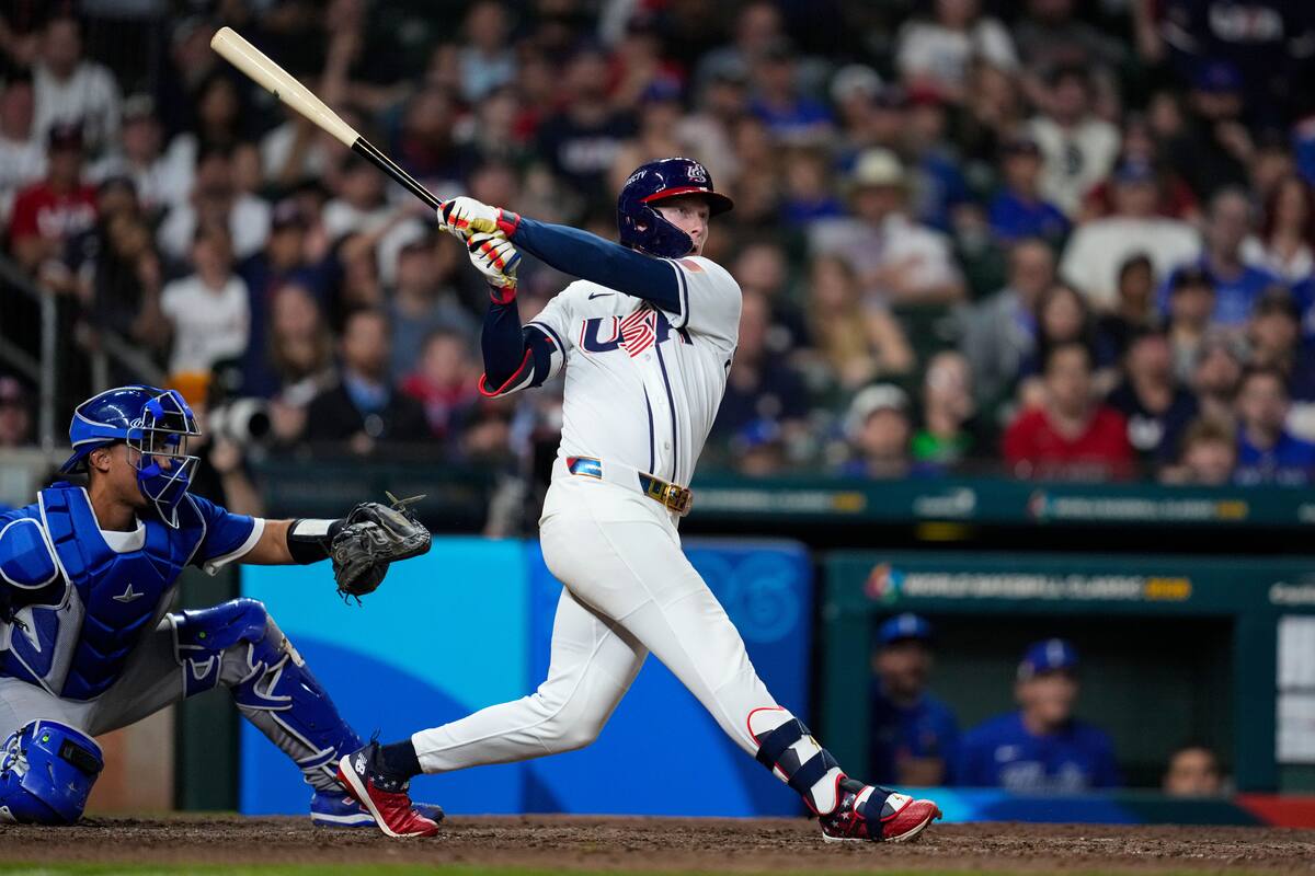 El jardinero central de Estados Unidos Pete Crow-Armstrong (4) conecta un jonrón contra Italia en la novena entrada de un juego del Clásico Mundial de Béisbol. //Foto, AP: Ashley Landis