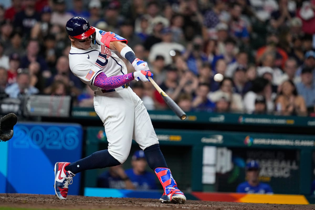 El jardinero derecho de Estados Unidos Aaron Judge (99) batea hacia el jardín central en la sexta entrada de un juego del Clásico Mundial de Béisbol contra Italia. //Foto, AP: Ashley Landis