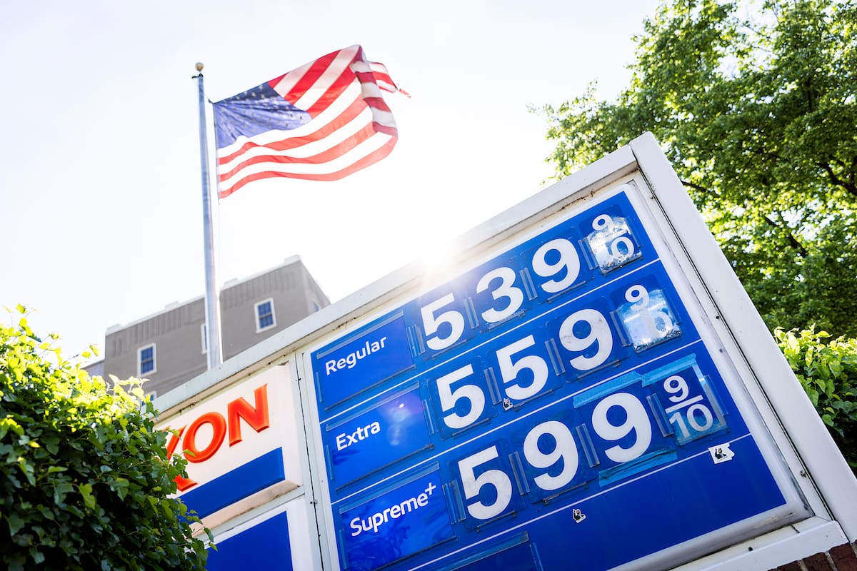 Estados Unidos analiza suspender impuesto a la gasolina por crisis con Irán