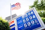 Estados Unidos analiza suspender impuesto a la gasolina por crisis con Irán