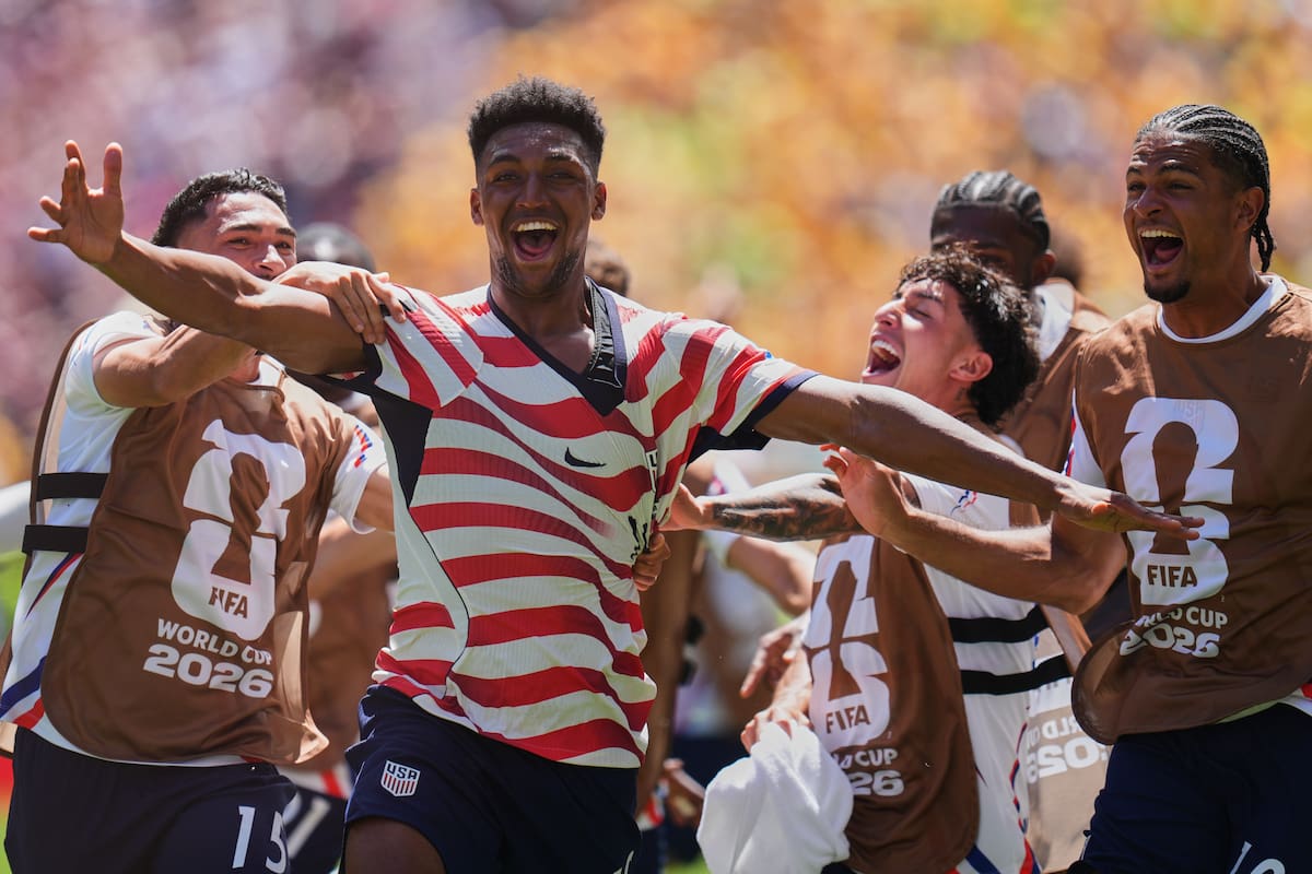 ¡Avanzó otro anfitrión! Estados Unidos se metió en dieciseisavos del Mundial