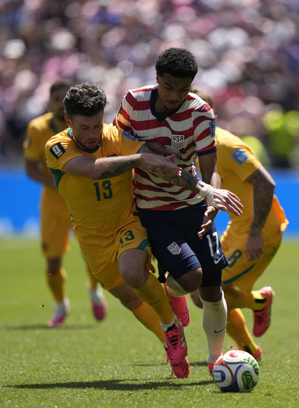 Estados Unidos superó a Australia en un duro partido bajo un intenso sol en el Mundial. //Foto, EFE: STEPHAN BRASHEAR
