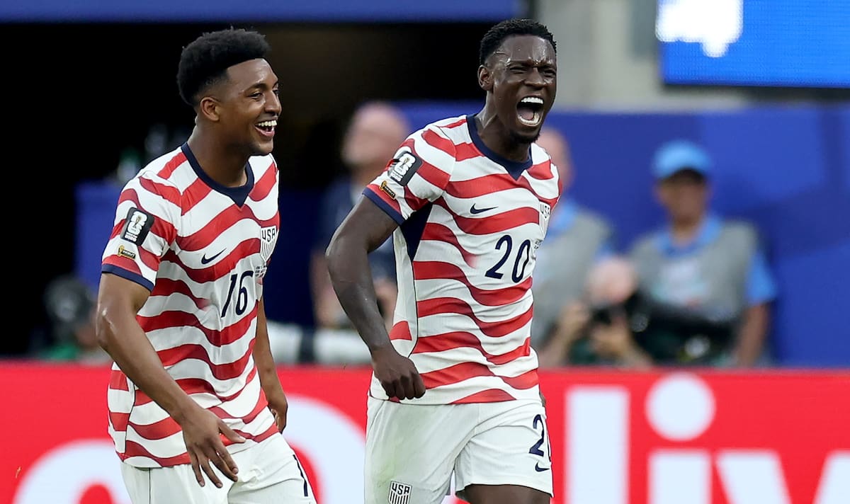 El estadounidense Folarin Balogun (d) marcó dos goles en la victoria de Estados Unidos sobre Paraguay en la apertura del Grupo D en el Mundial. //Foto, EFE: CHRIS TORRES