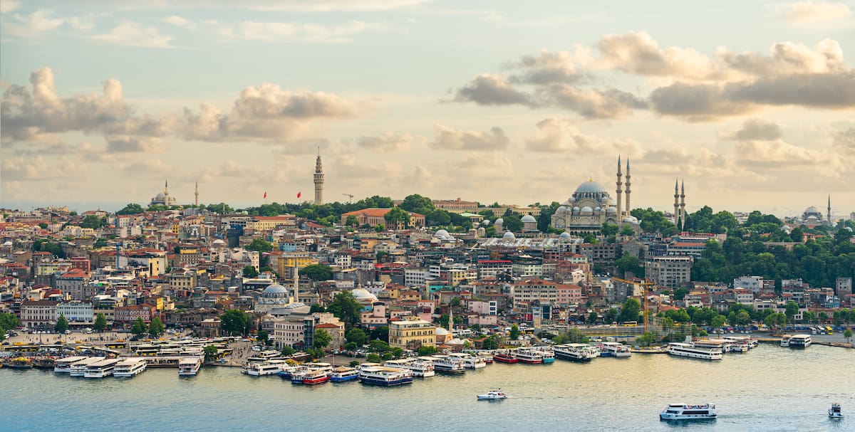 Panorama de Estambul con mezquita al atardecer // 123rf.
