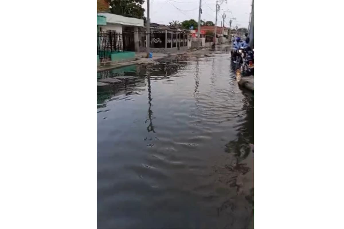 Según voceros comunitarios, al menos 200 viviendas estarían afectadas por el estancamiento de aguas en este sector de Olaya Herrera. // Foto: cortesía - comunidad