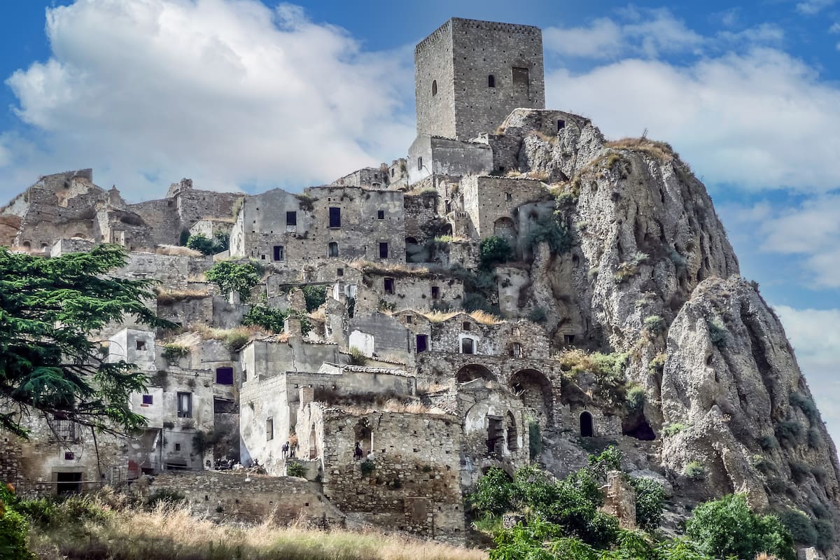 Vista panorámica de las ruinas de Craco, ciudad fantasma abandonada después de un deslizamiento de tierra, región de Basilicata, sur de Italia. //123rf