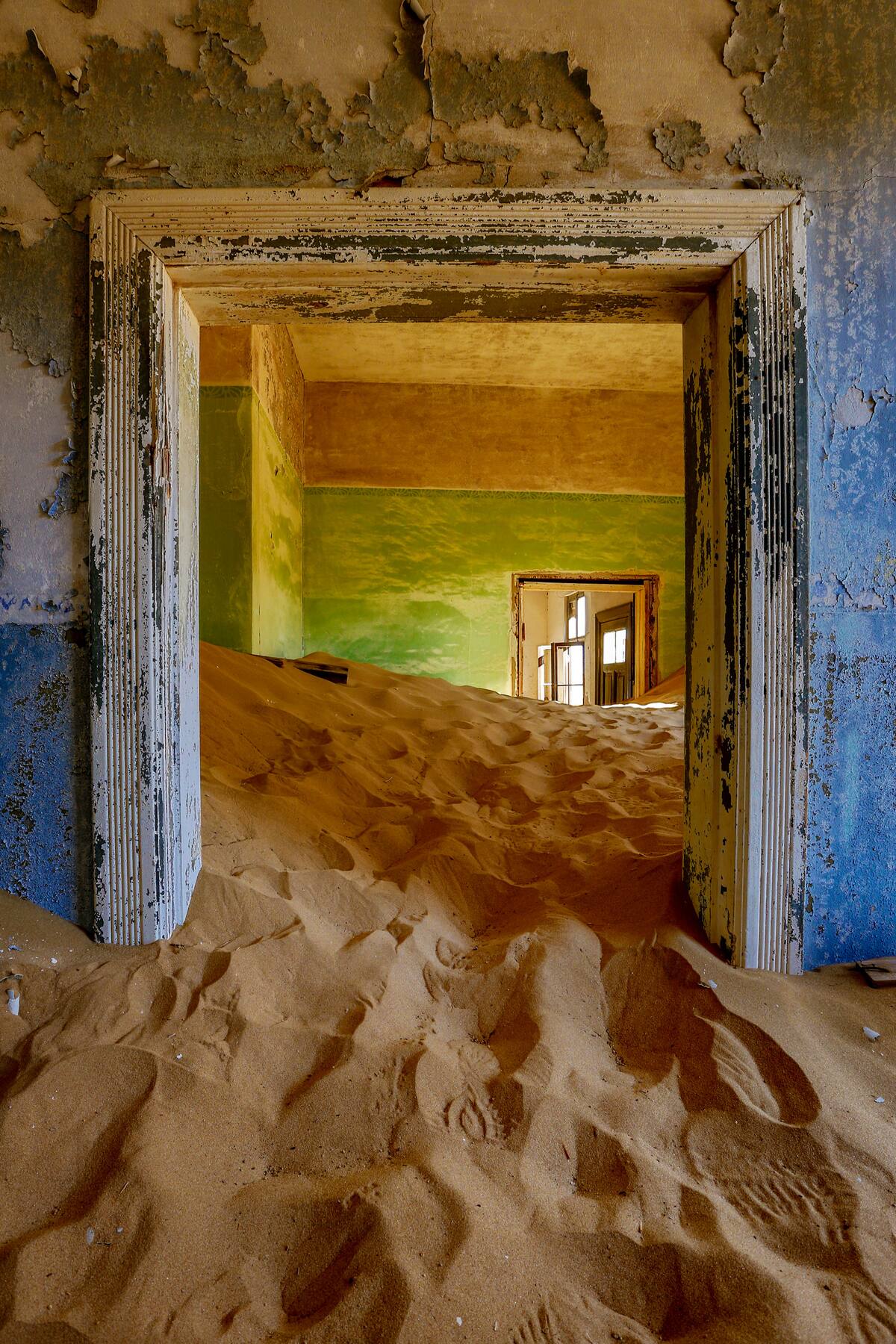 La arena ha invadido y se ha apoderado de estas habitaciones en Kolmanskoppe, Namibia. //123rf