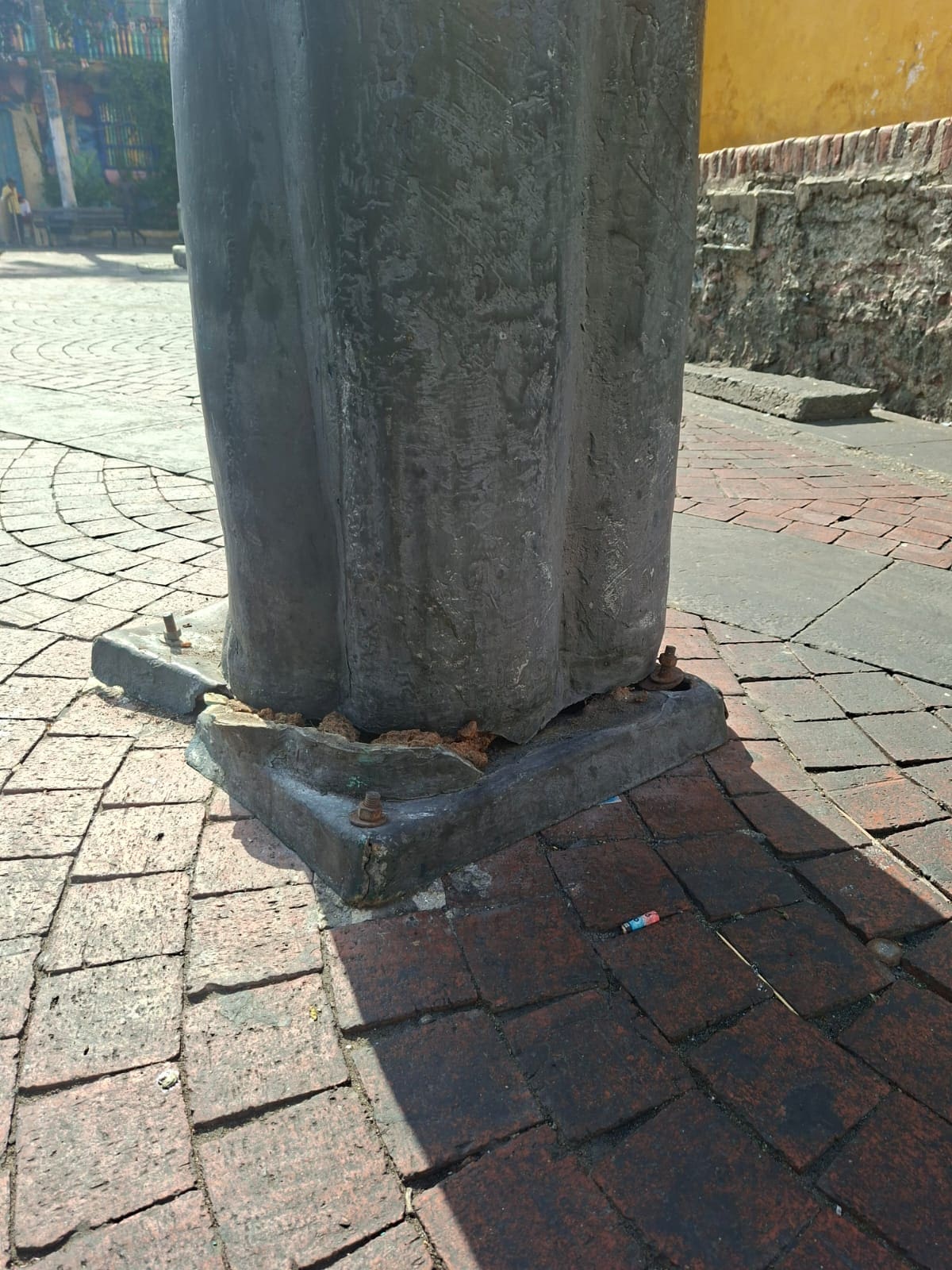 Estatua del cura Umaña en la Plaza de la Trinidad con fisuras. // Foto: Cortesía - Alcaldía de Cartagena.