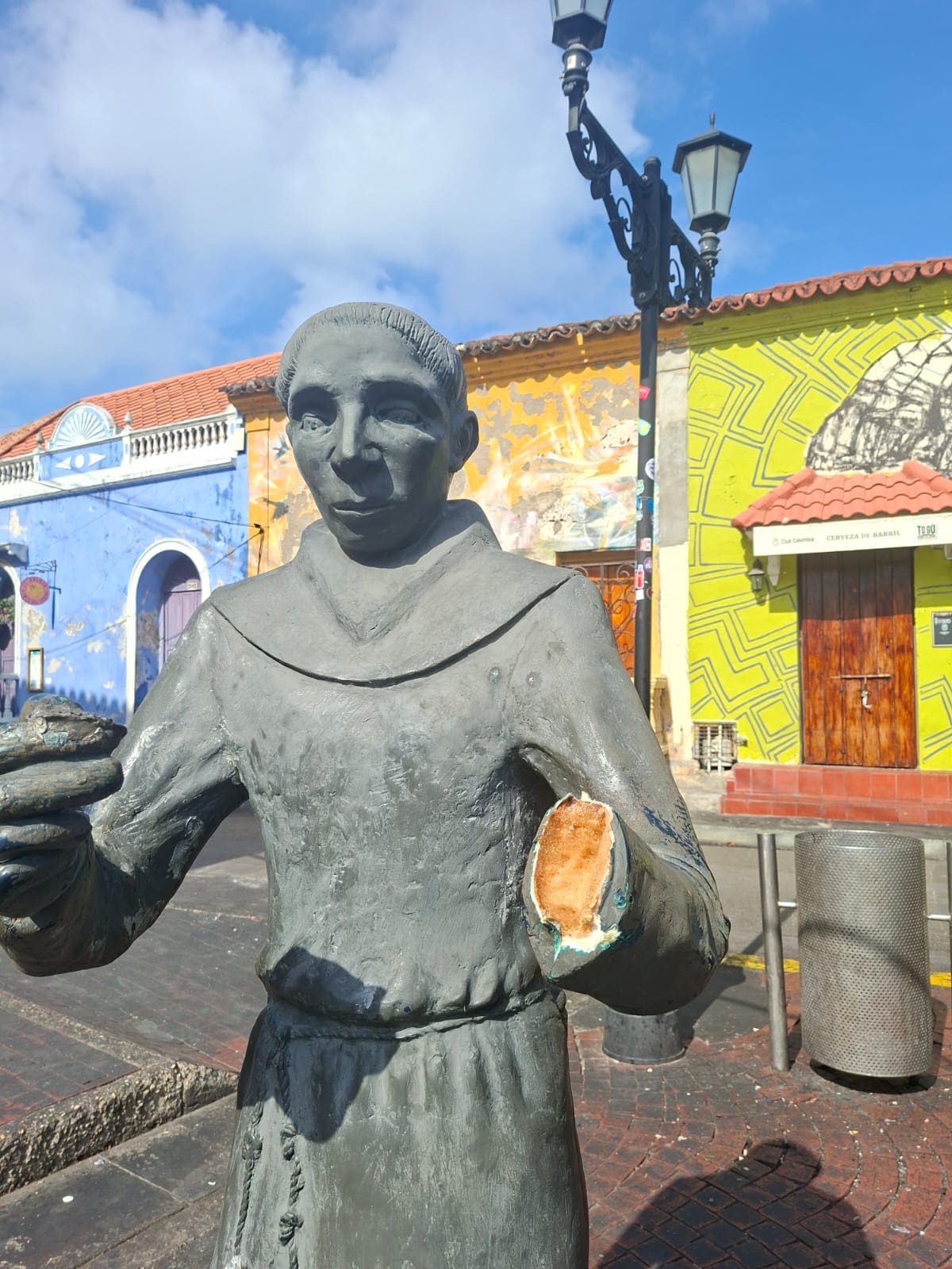 Estatua del cura Umaña en la Plaza de la Trinidad con fisuras. // Foto: Cortesía - Alcaldía de Cartagena.