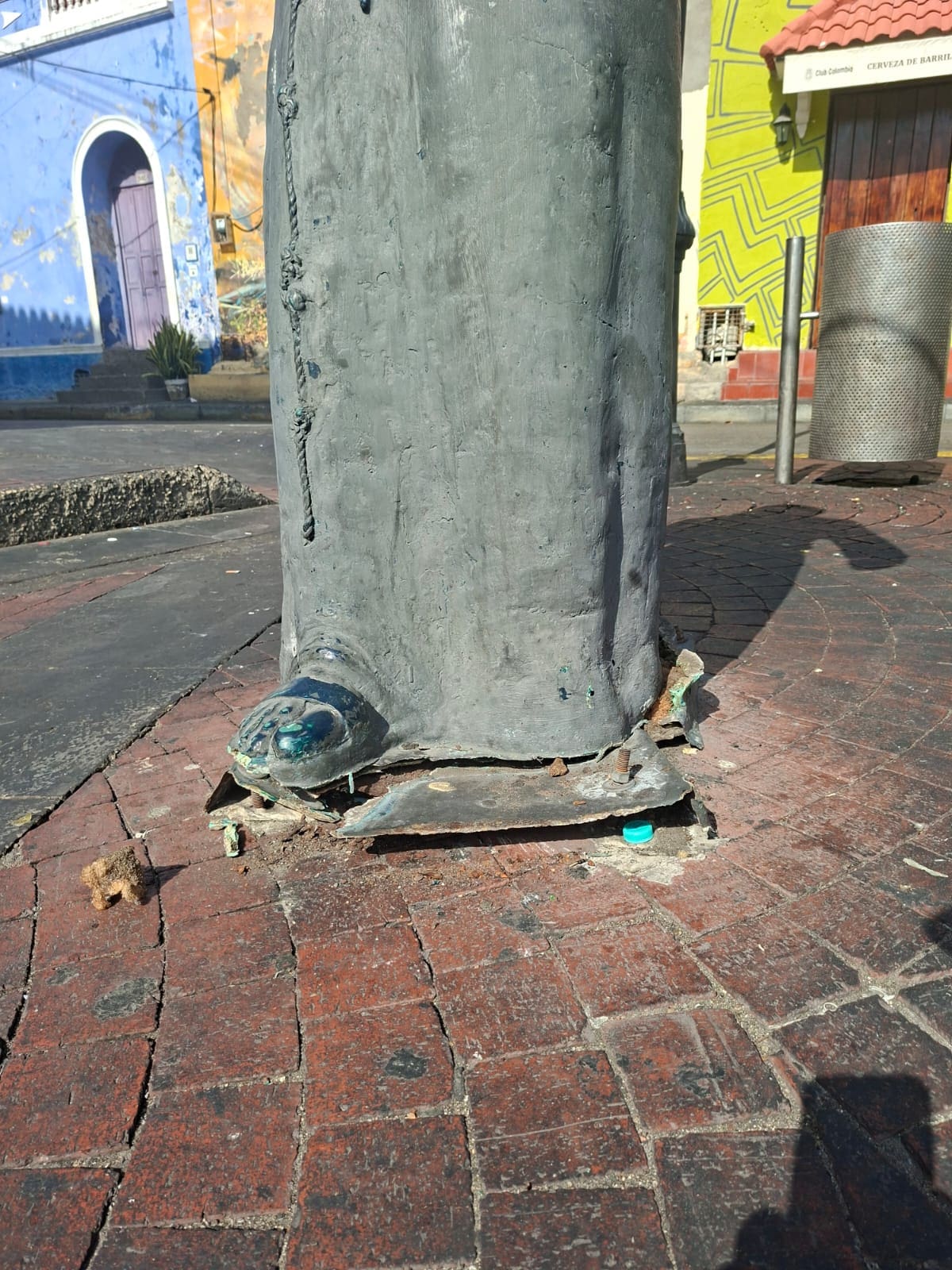 Estatua del cura Umaña en la Plaza de la Trinidad con fisuras. // Foto: Cortesía - Alcaldía de Cartagena.