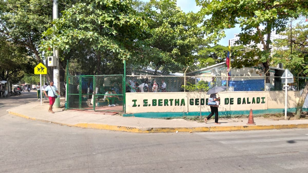Este 6 de mayo se registró una protesta en la Institución Educativa Bertha Gedeón de Baladí, en el barrio El Campestre. // Foto: Luis Herrán - El Universal