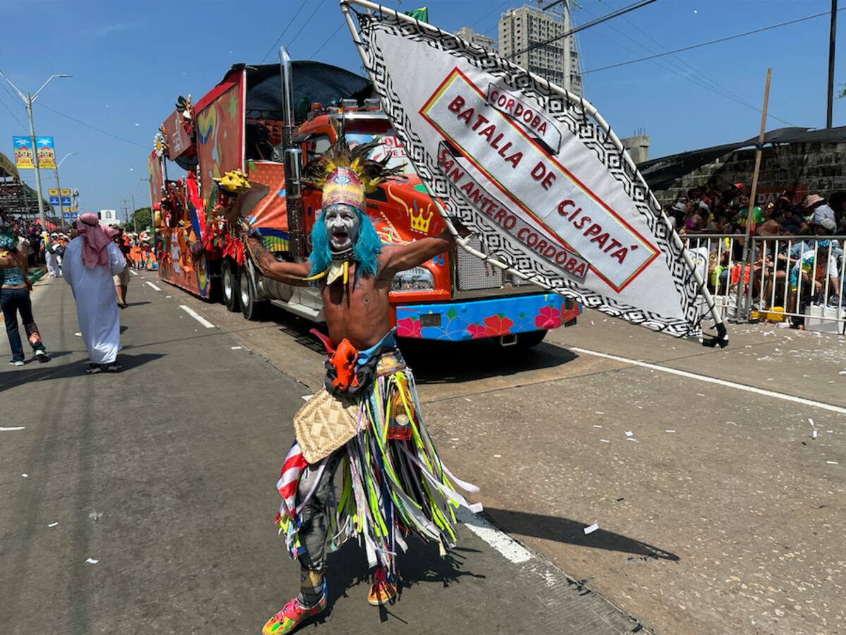 Este disfraz llegó desde San Antero, Córdoba, para estar presente en el desfile de la Batalla de Flores 2026.//Juan M.Cantillo-El Universal.