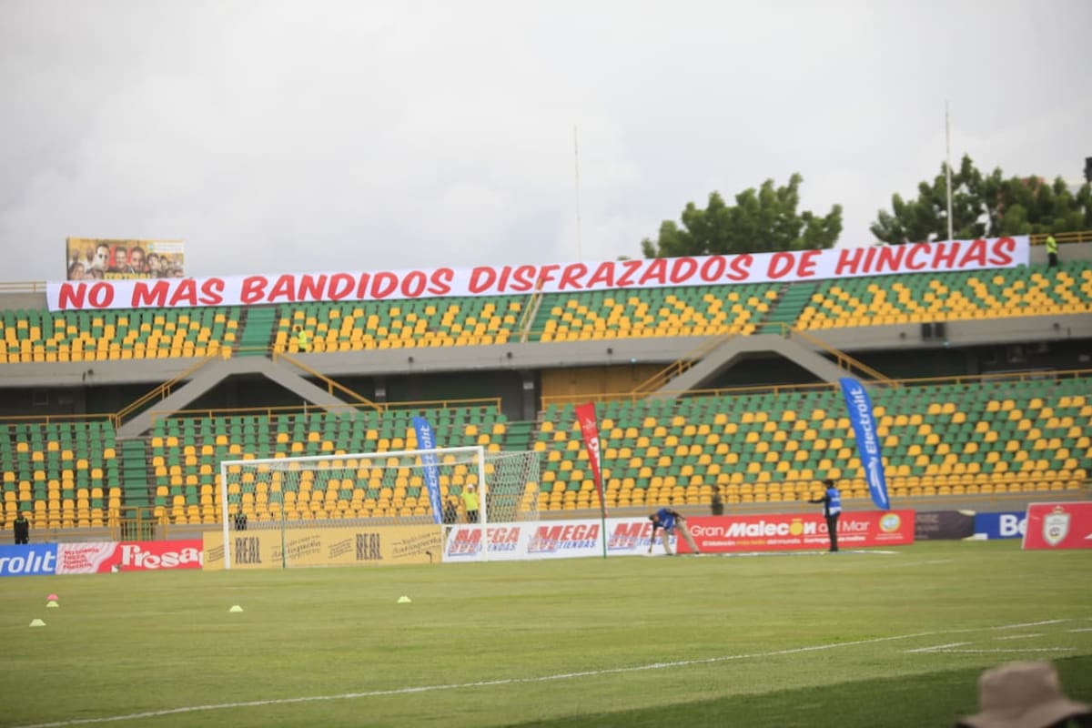 Este fue el mensaje en la Tribuna Sur. // ÓSCAR DÍAZ