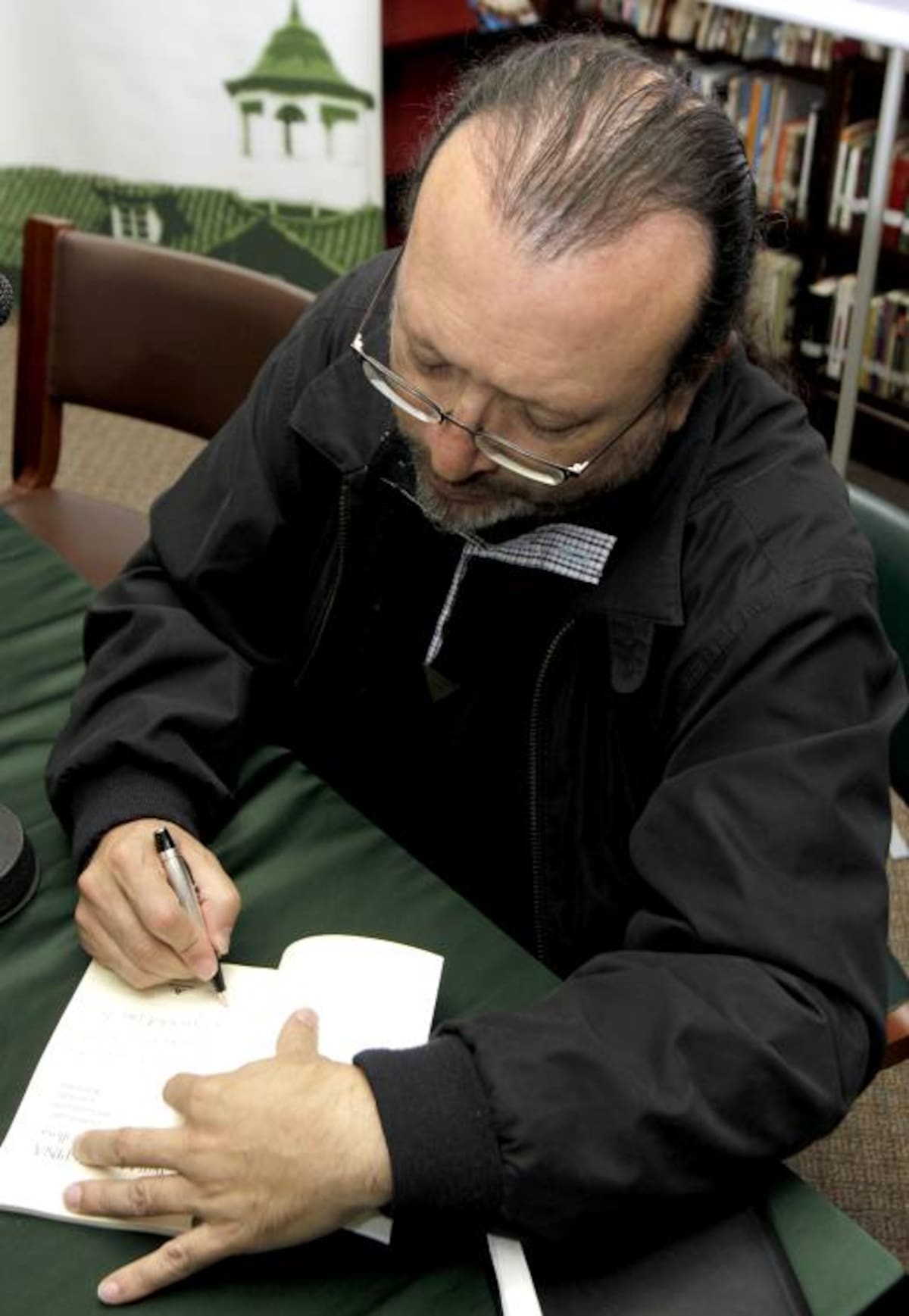 Este jueves el escritor colombiano, William Ospina (en la foto), firmará con la editorial Random House Mondadori un contrato para poner al alcance de miles de lectores su obra completa. (Colprensa-Raúl Palacios).