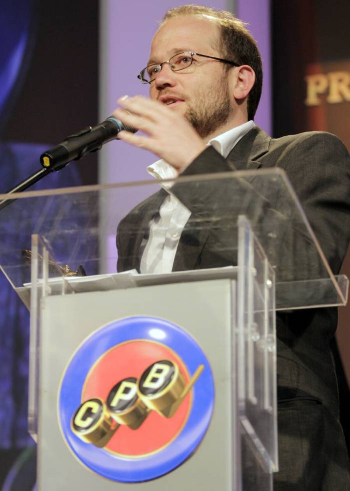 El galardón para mejor columna de opinión fue para Daniel Samper Pizano, recibe el premio su hijo.