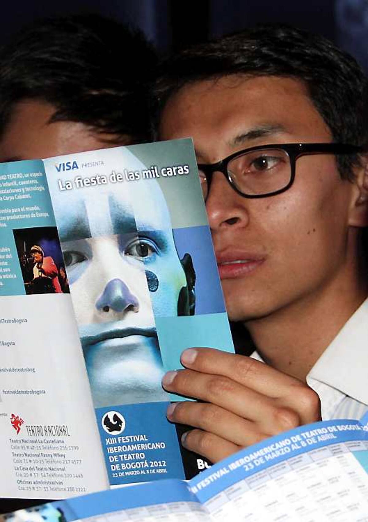 El jueves se hizo el lanzamiento del XIII Festival Iberoamericano de Teatro 2012 y la venta de abonos en el cual se presentaron varios performances de teatro.