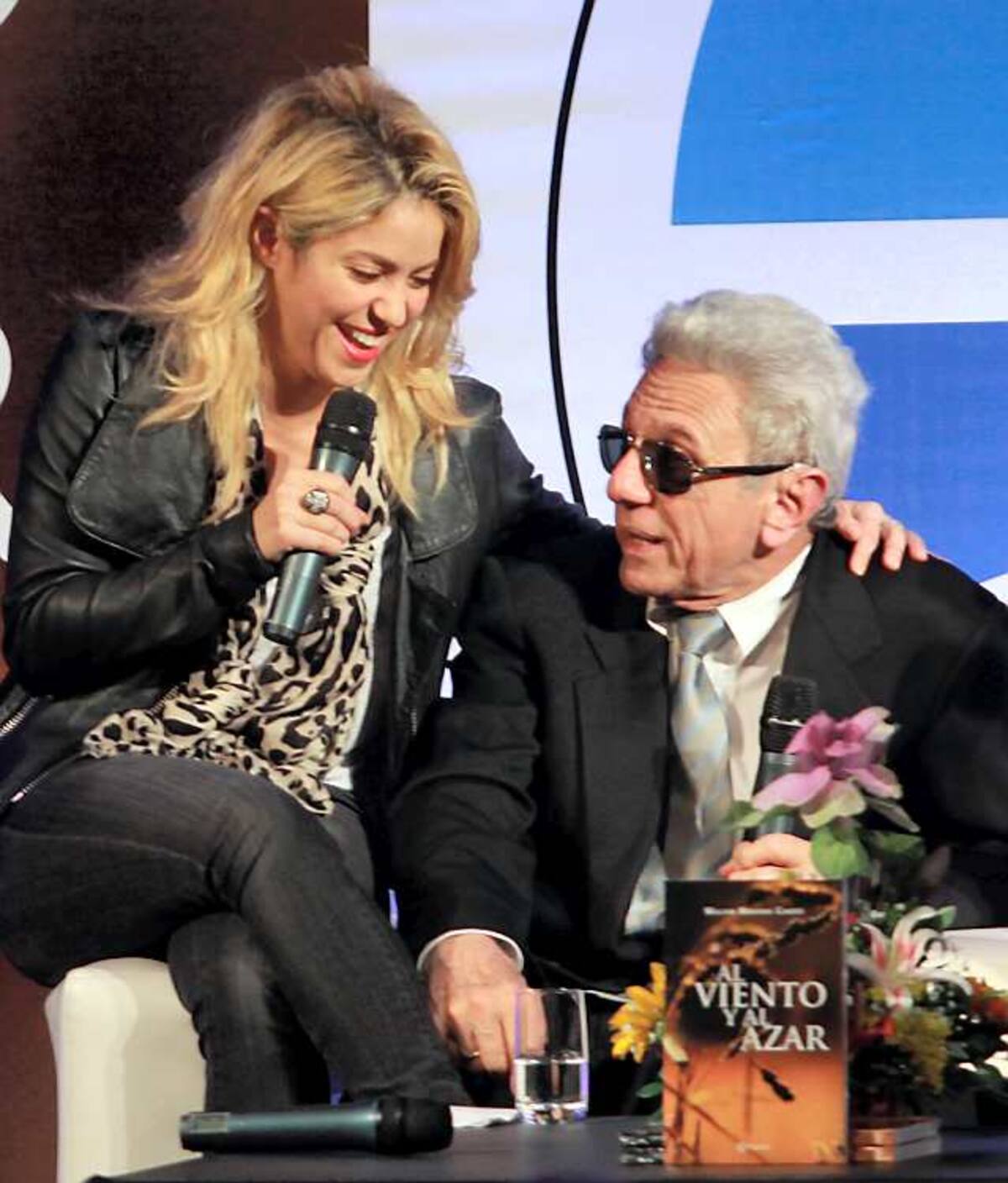 Este lunes en Bogotá fue lanzado el libro Al viento y al azar de William Mebarak Chadid, padre de Shakira. La cantautora barranquillera acompañó a su padre en la presentación de su obra. COLPRENSA