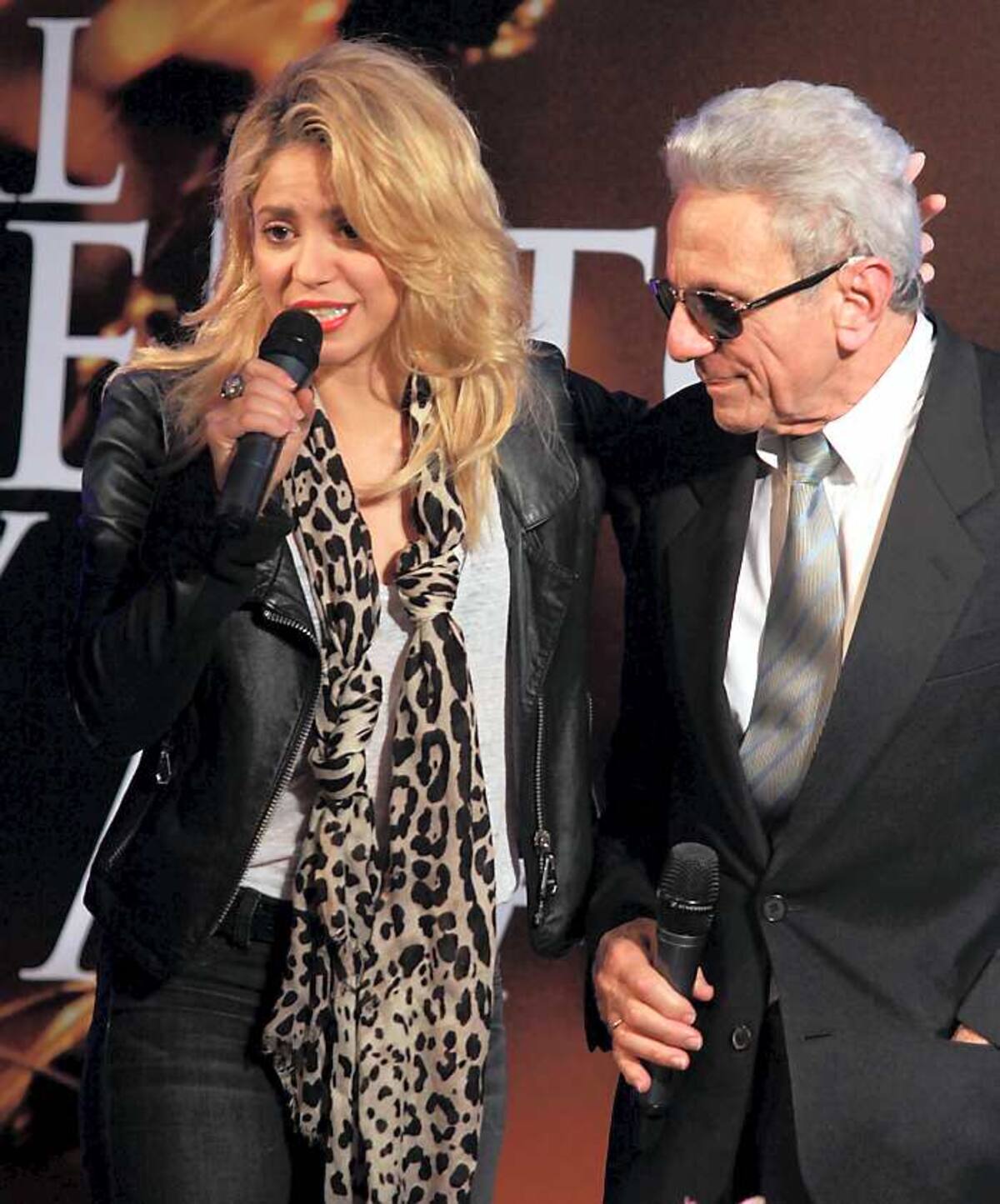 Este lunes en Bogotá fue lanzado el libro Al viento y al azar de William Mebarak Chadid, padre de Shakira. La cantautora barranquillera acompañó a su padre en la presentación de su obra. COLPRENSA