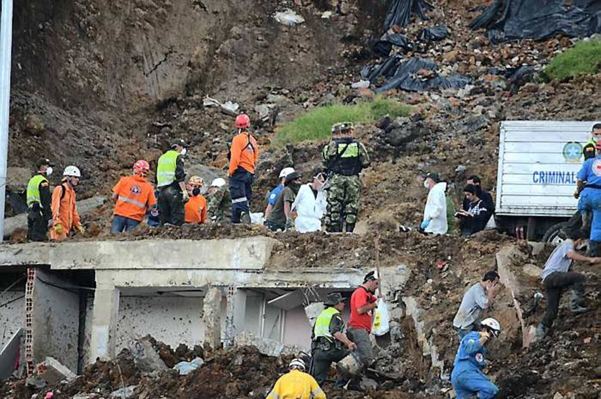 Las labores de búsqueda de sobrevivientes fueron suspendidas ayer por la lluvia. Colprensa