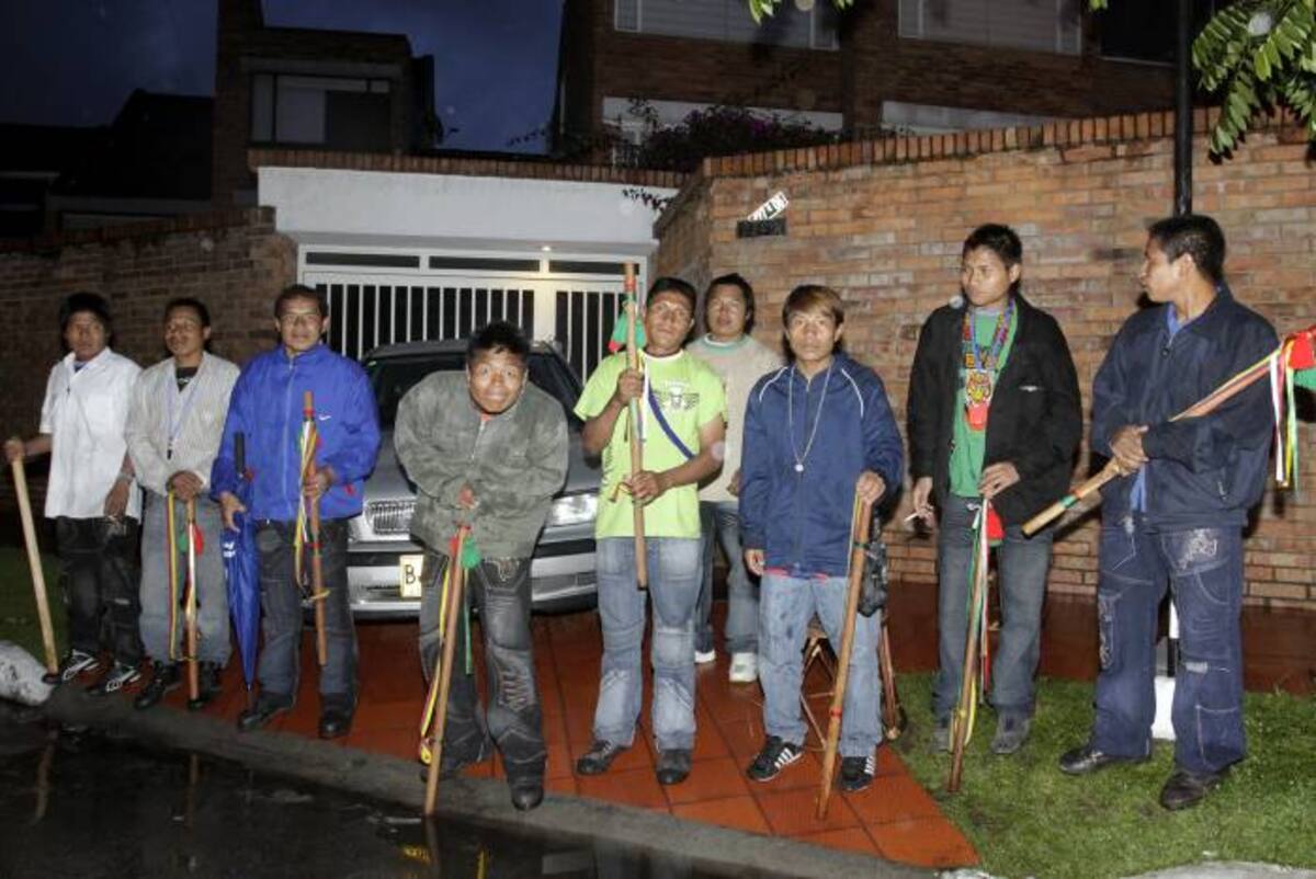 La guardia indígena cercó la casa donde supuestamente se encuentra el expersonero de la capital. COLPRENSA