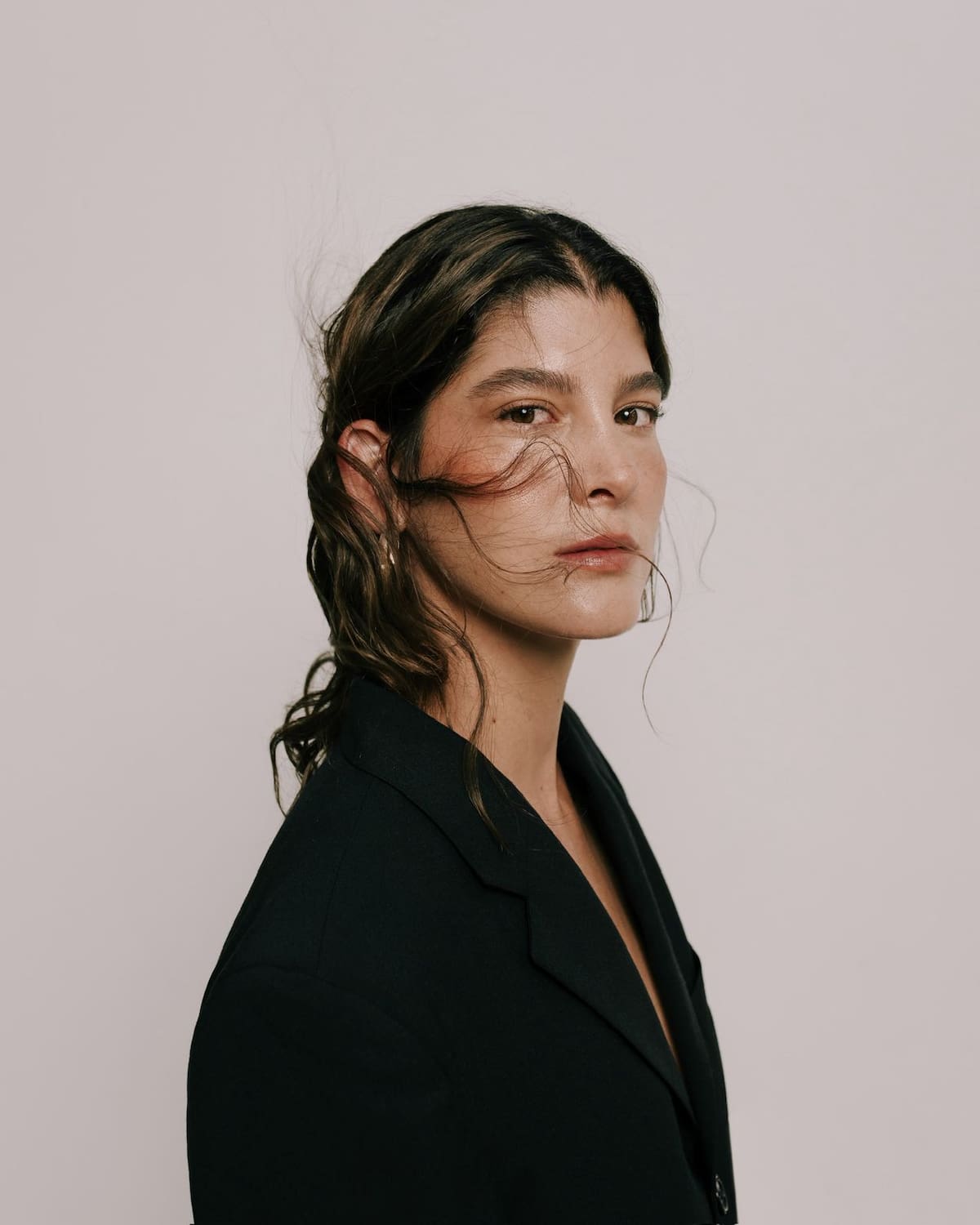 Estefanía Piñeres: así construyó a Amaranta Úrsula en ‘Cien años de soledad’. // Cortesía: Foto: @nataliagw
H&MU: @danilondomua
Styling: @jenncuevasl @santiago___cortes
Asist: @andressalinasphoto