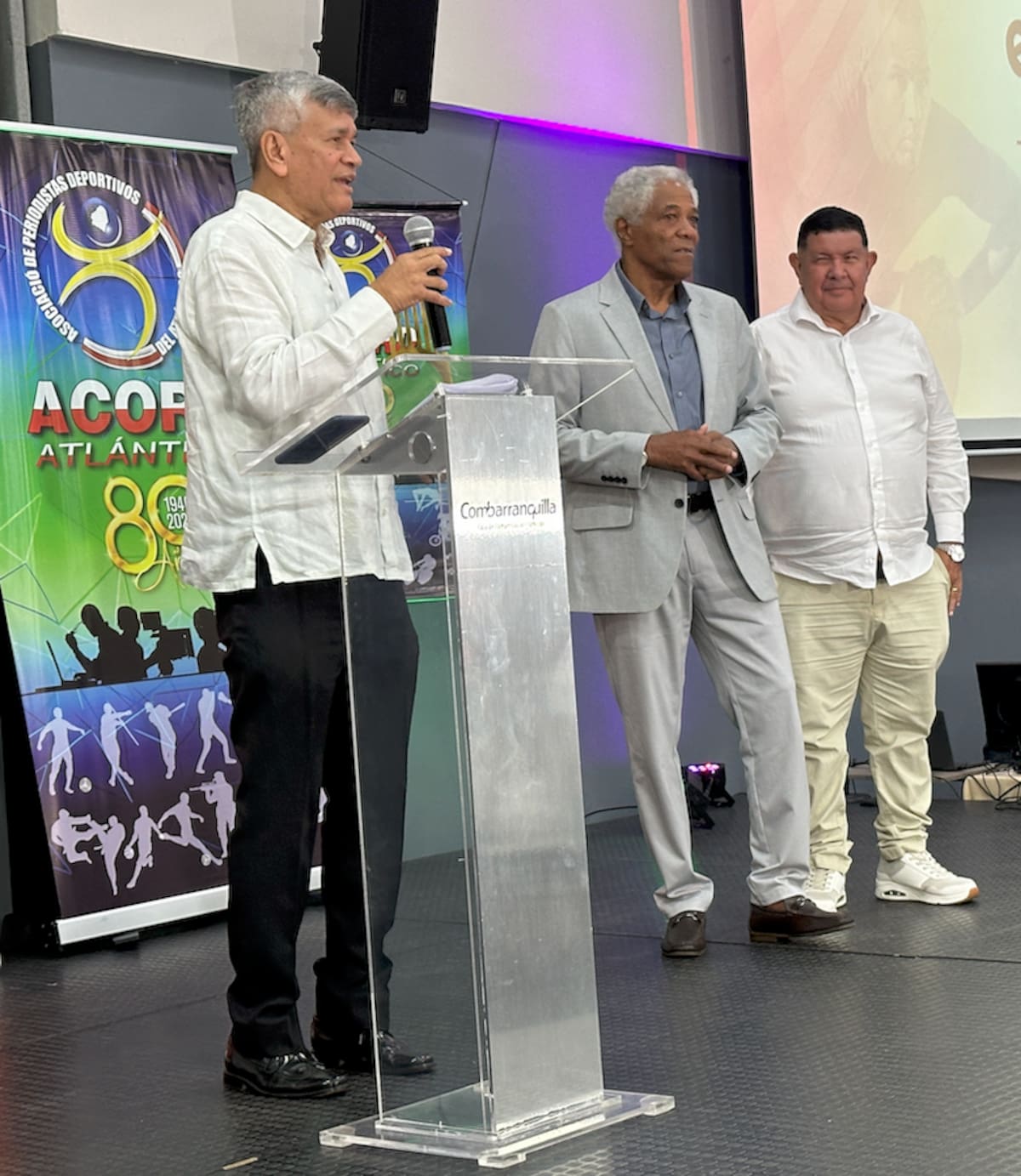 Estewil Quesada, presidente de Acord Atlántico; Francisco Maturana, y Guillermo Cepeda, durante la ceremonia del Premio al Mérito Deportivo Equinorte, que organizó Acord Atlántico.//El Universal.