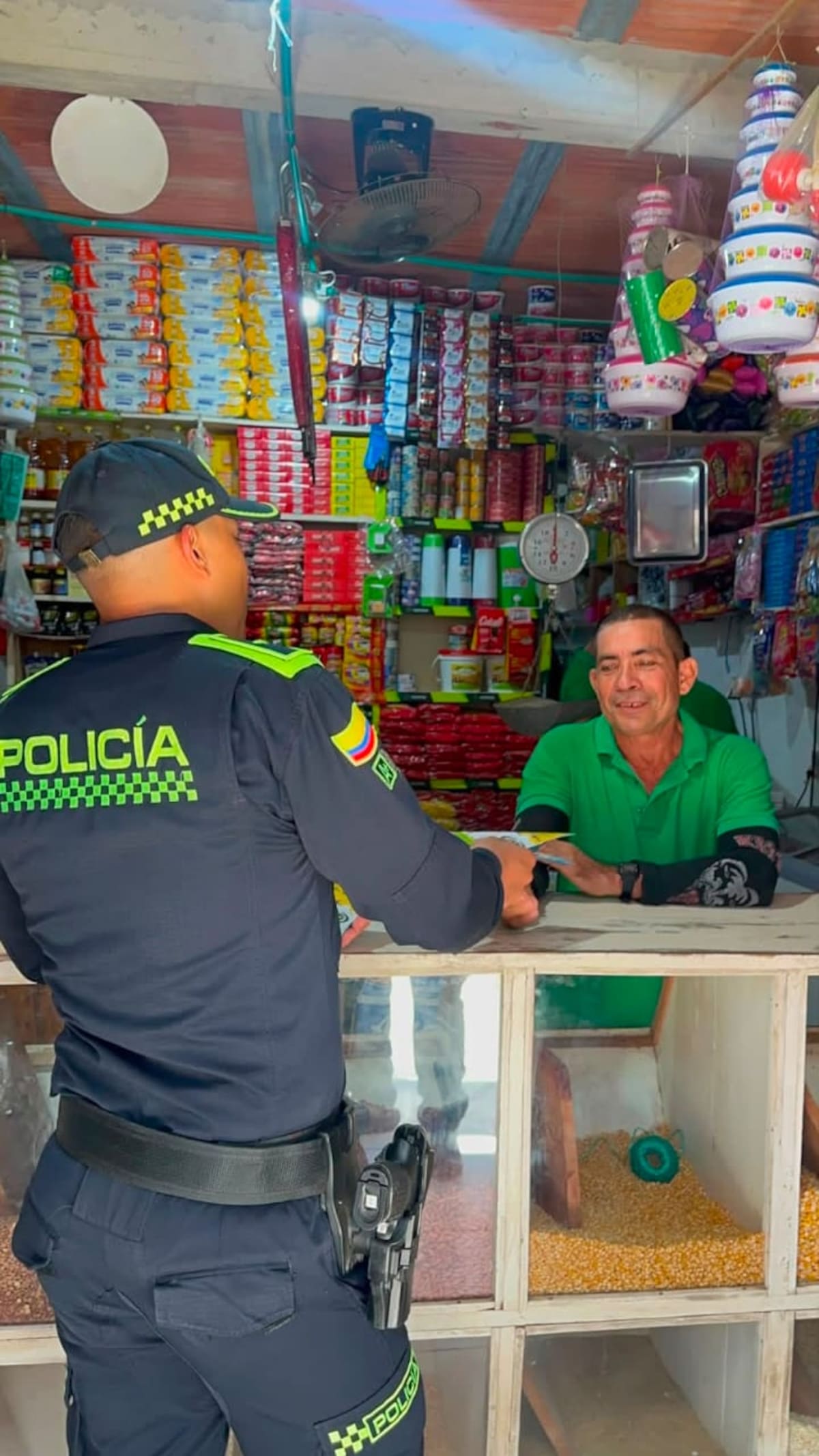 Uniformados de la Policía recorrieron establecimientos comerciales de Bolívar para brindar recomendaciones de seguridad a tenderos y comerciantes. // FOTO: POLICÍA NACIONAL.