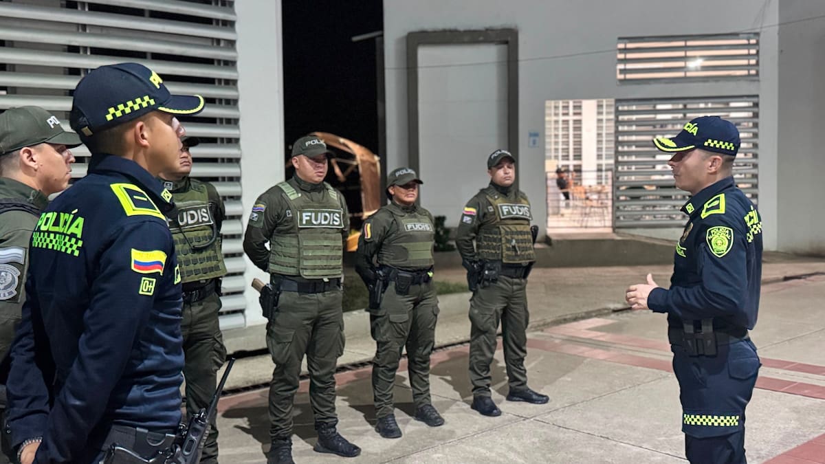 La presencia de los uniformados en las calles busca fortalecer la seguridad y la convivencia en los barrios de Magangué. // FOTO: POLICÍA DE BOLÍVAR.