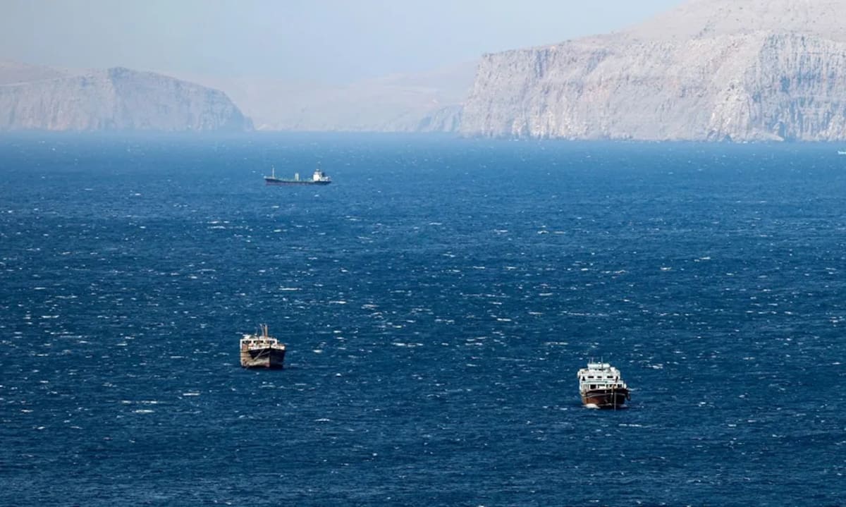 Fotografía de archivo de un grupo de barcos cruzando por el estrecho de Ormuz. // Foto: EFE/ Ali Haider