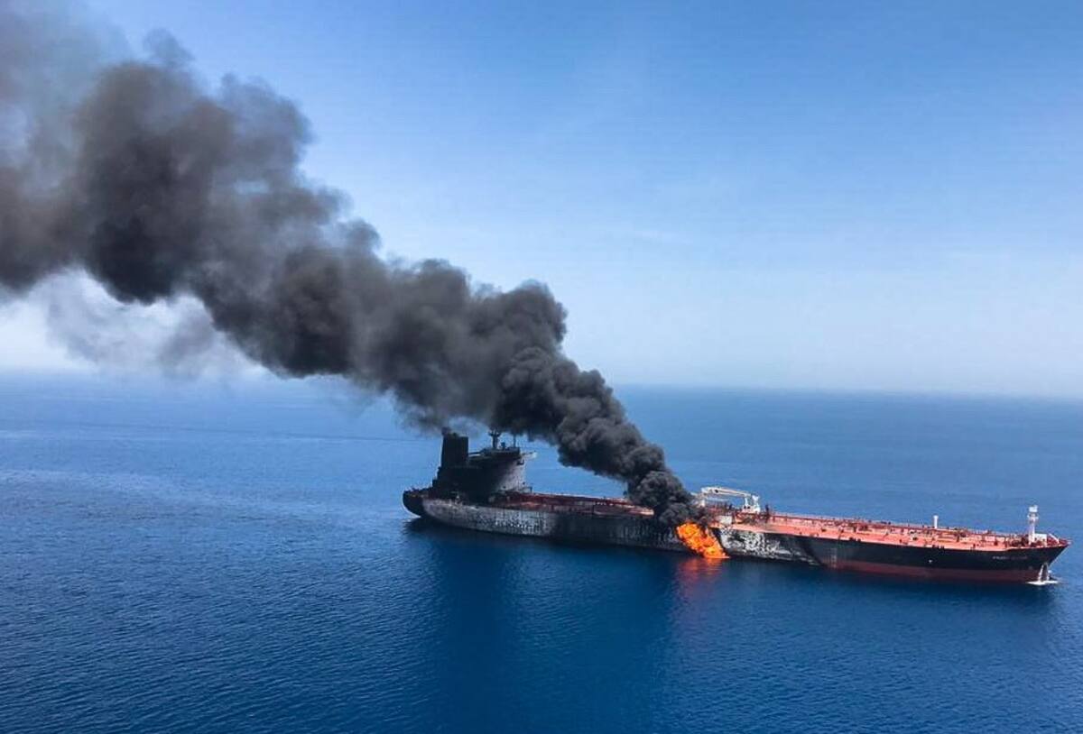 Imagen que muestra el presunto buque petrolero noruego en llamas por el estrecho de Ormuz. // EFE