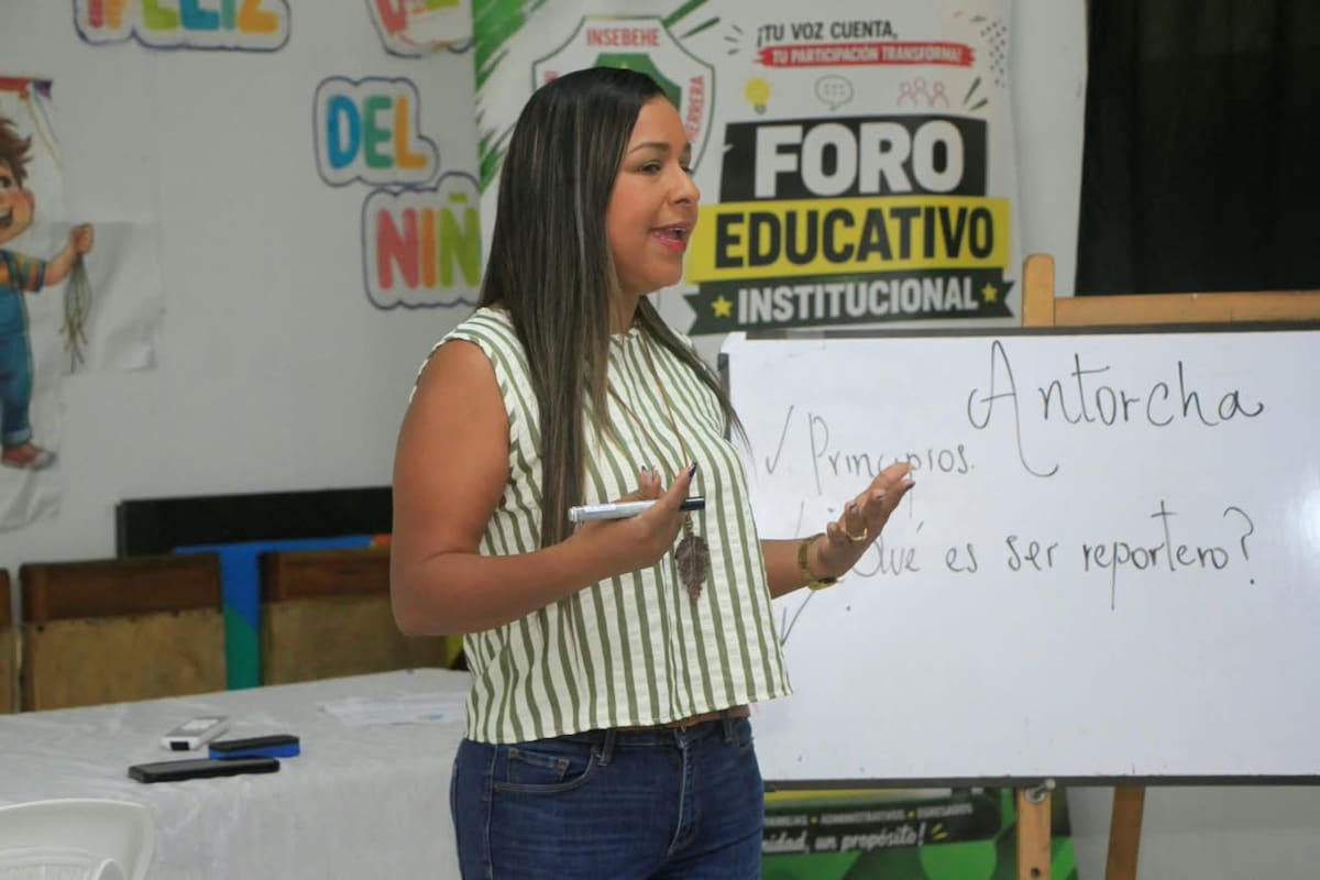 Estudiantes de Arjona se forman como reporteros con el periódico escolar 'Antorcha'. // Foto: Julio Castaño - El Universal