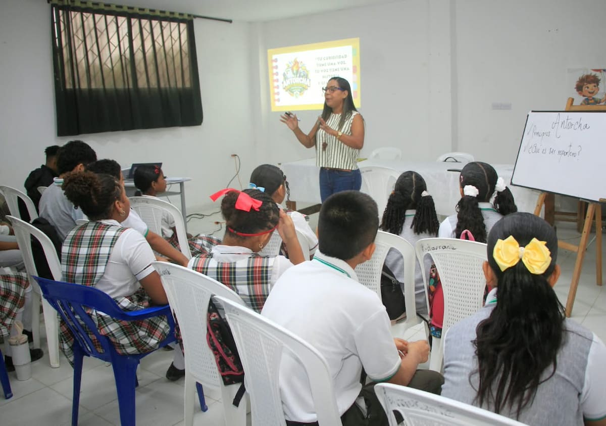 Estudiantes de Arjona se forman como reporteros con el periódico escolar 'Antorcha'. // Foto: Julio Castaño - El Universal