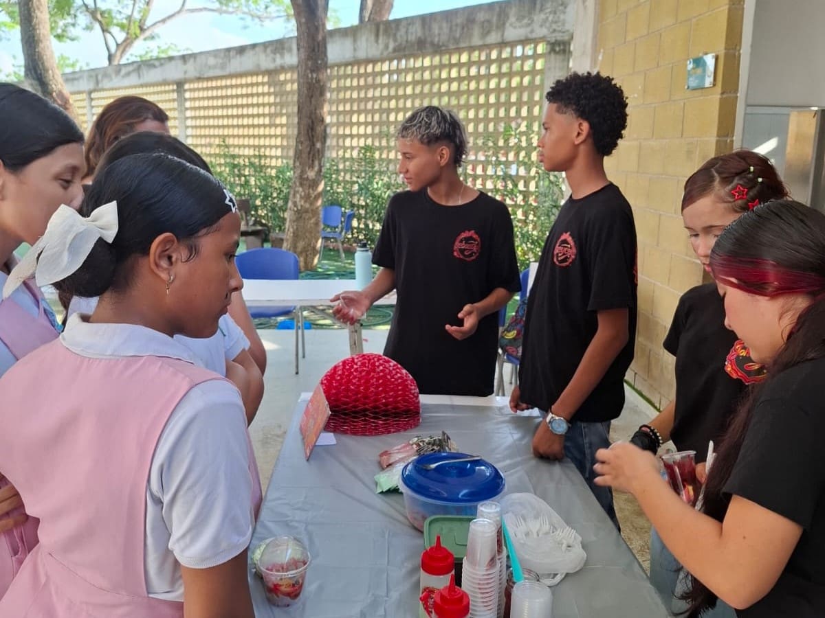 Feria de emprendimiento en la Institución Educativa Fundación Pies Descalzos de Villas de Aranjuez. // Cortesía