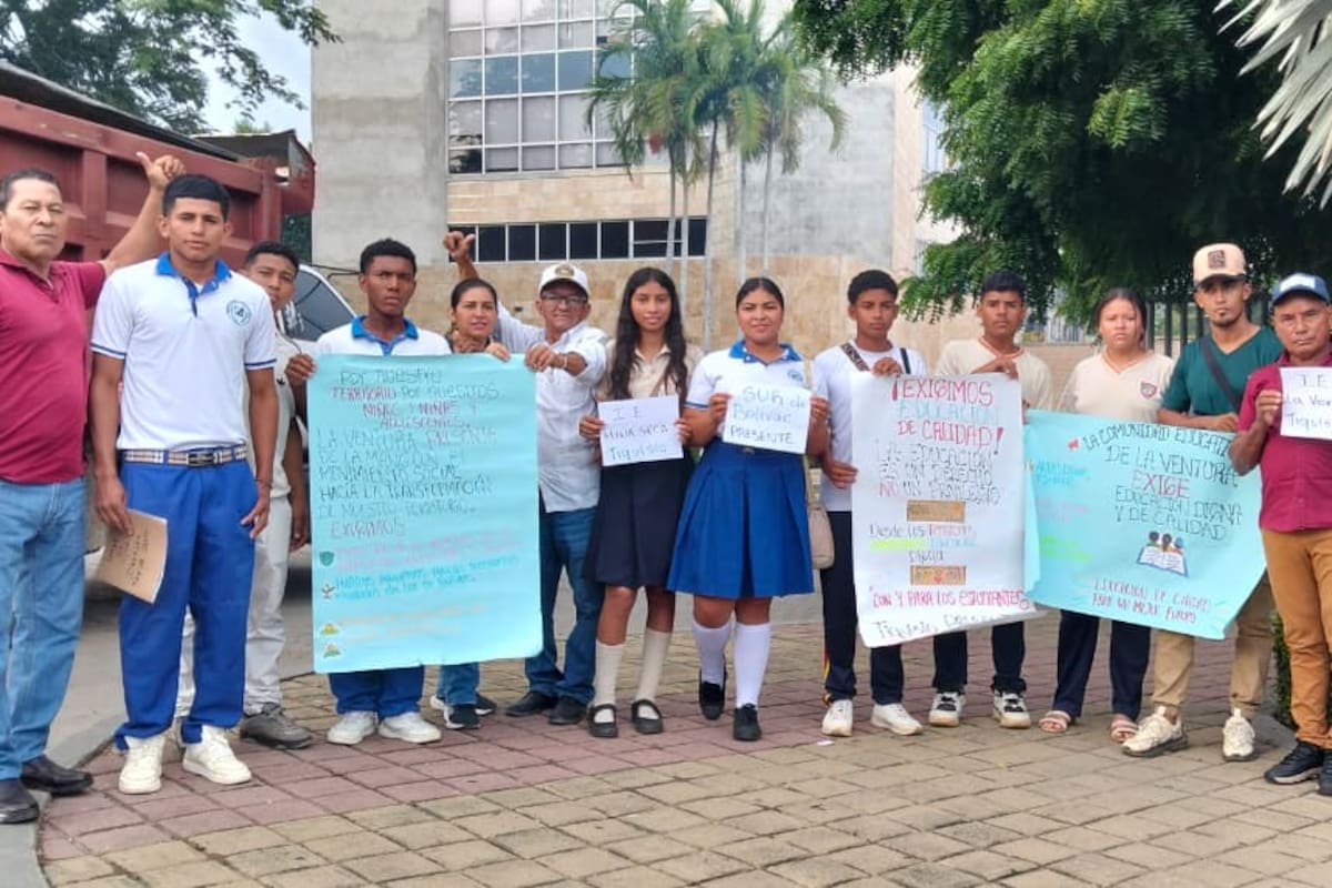 Estudiantes del sur de Bolívar protestan en la Gobernación: piden soluciones