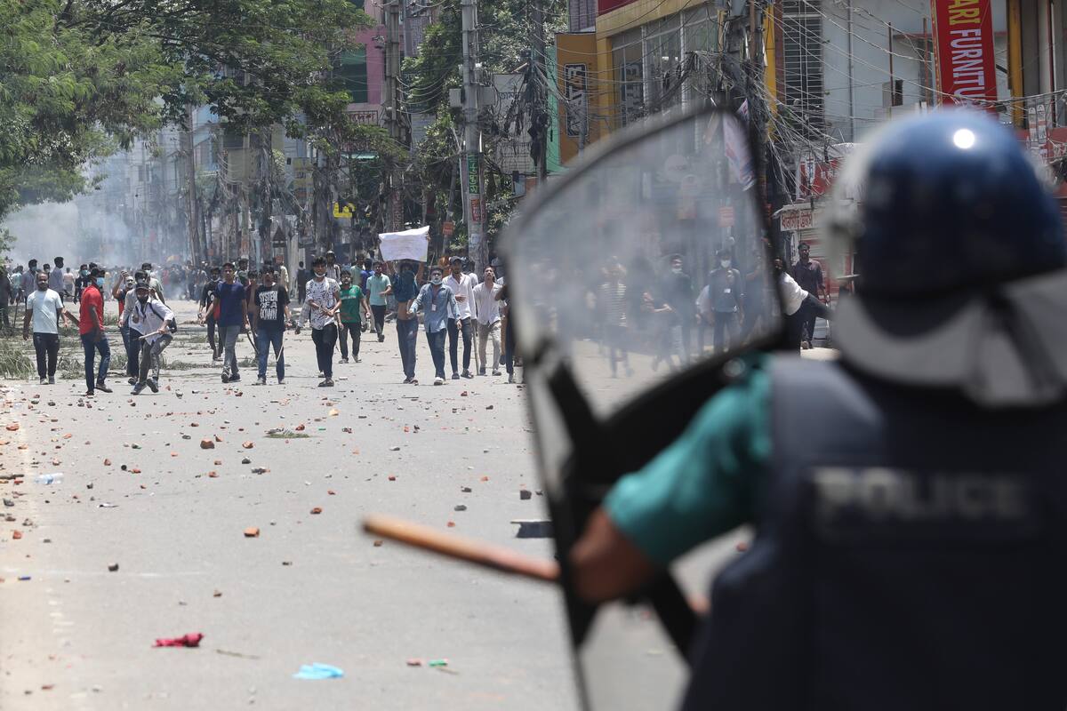 Cortan internet y telefonía en Bangladesh por violentas protestas con 28 muertos