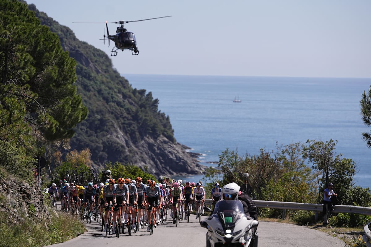 Los ciclistas pedalean durante la undécima etapa del Giro de Italia. //Foto, AP: Marco Alpozzi/LaPresse
